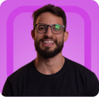 Um homem de óculos e uma camisa preta