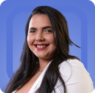 Uma mulher com uma jaqueta branca sorrindo para a câmera.